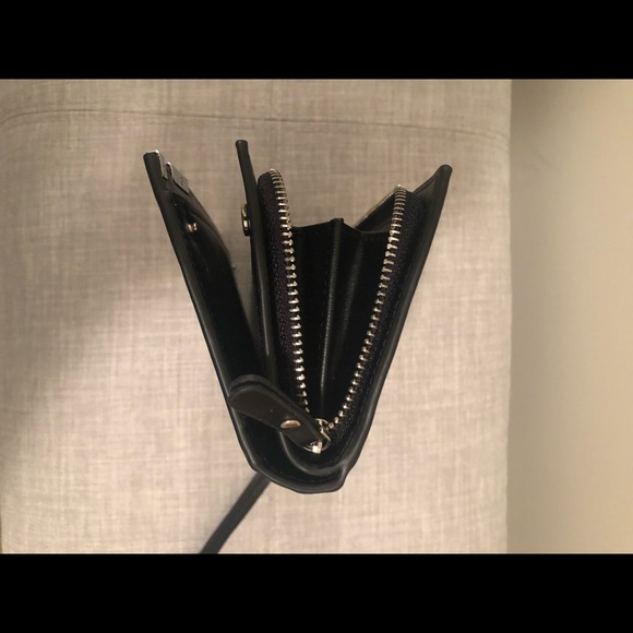 Multi pocket wallet w/wrist strap. NWOT - Picture 5 of 8